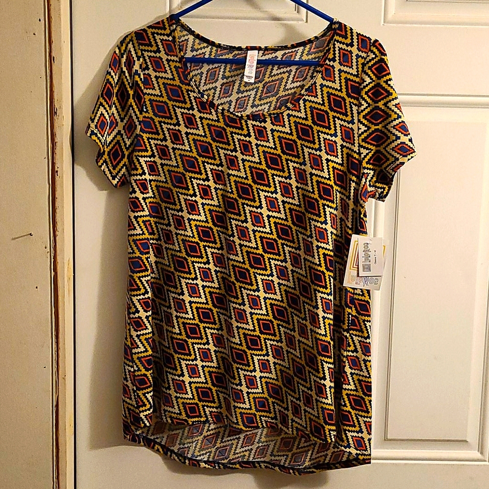 (NWT) LuLaRoe Classic T